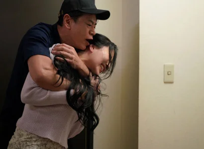 Nữ ca sĩ bị fan cuồng tấn công tình dục vì vẻ đẹp làm mờ lý trí