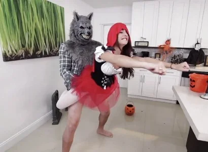 Cô nàng chén nhau ở nhà gỗ