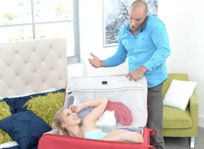 Vali chứa quà được mở ra